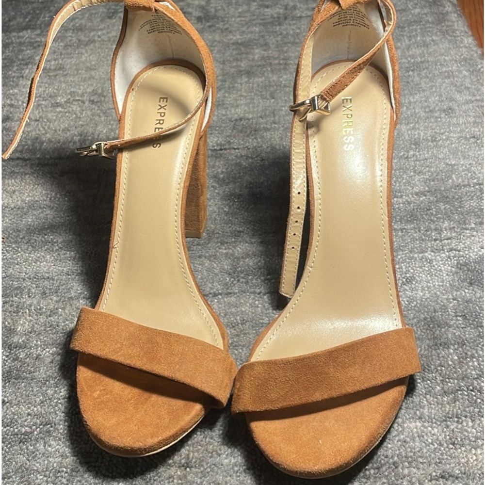Express brown Suede heels